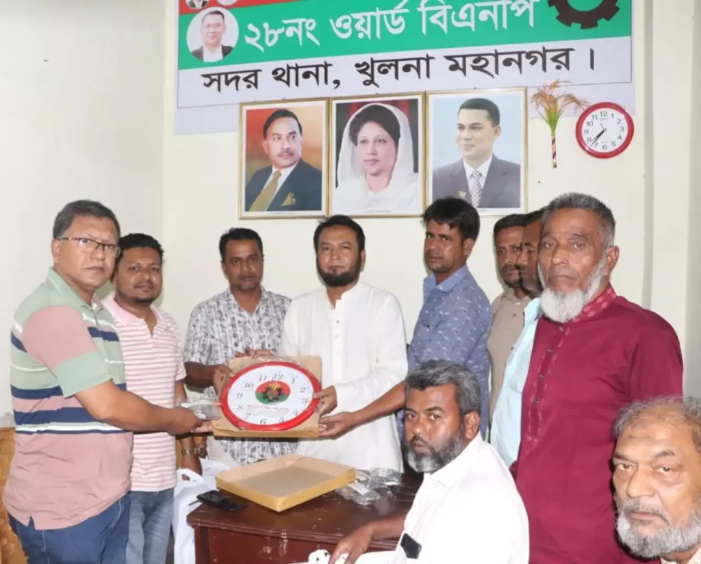 খুলনায় বিএনপির ব্যতিক্রমী উদ্যোগ: দেওয়াল ঘড়ি বিতরণ