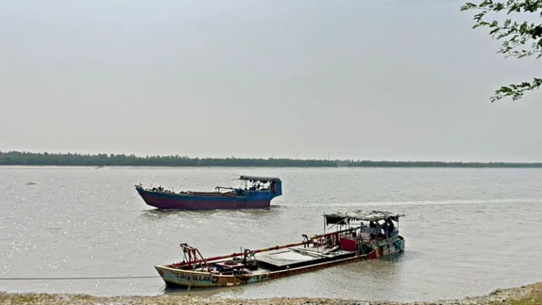 আশাশুনি বালু লুট: মেয়াদ শেষেও চলছে অবৈধ উত্তোলন