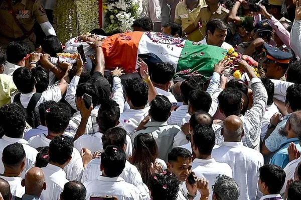 শেষ বিদায়ে কিংবদন্তি আশা ভোঁসলে—তারকাদের অশ্রুসিক্ত শ্রদ্ধা।