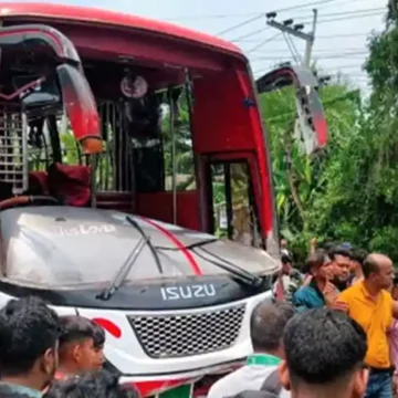 গোপালগঞ্জে বাস মোটরসাইকেল সংঘর্ষে