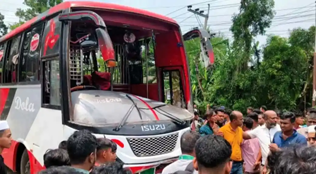 গোপালগঞ্জে বাস মোটরসাইকেল সংঘর্ষে