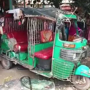 পিকআপ ও সিএনজির মুখোমুখি