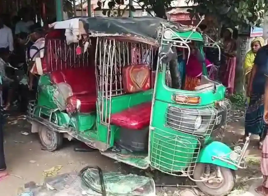 580 পিকআপ ও সিএনজির মুখোমুখি