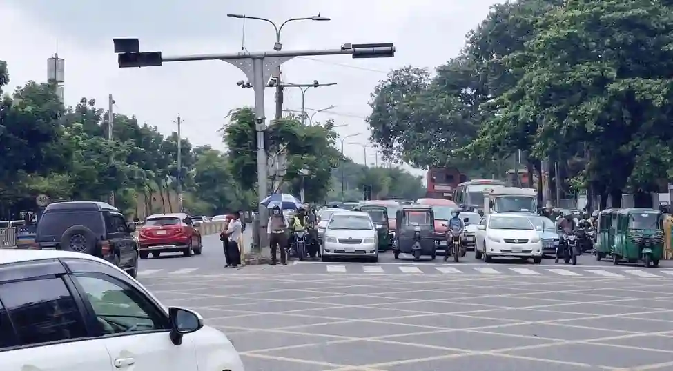 রাজধানীতে এআই ক্যামেরায় ট্রাফিক মামলা শুরু হয়েছে। 