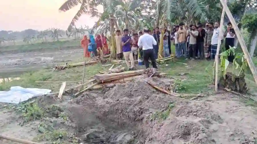 ফরিদপুরে মাটিচাপা দেওয়া মা ও শিশুর মরদেহ উদ্ধার করা হয়েছে। 