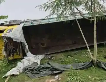 টাঙ্গাইলে ট্রাক উল্টে নিহত