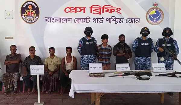 সুন্দরবনে দুই দস্যু আটক