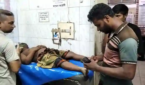 মোংলায় কাঁকড়া ব্যবসায়ীর বাড়িতে