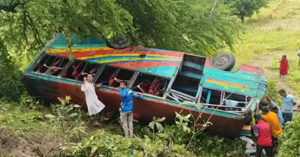 মহাসড়কে যাত্রীবাহী বাস নিয়ন্ত্রণ হারিয়ে খাদে, আহত বহু