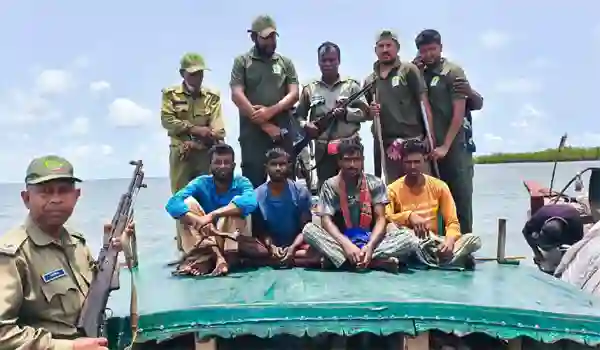 সুন্দরবনে চার জেলে উদ্ধার করেছে বন বিভাগ। 