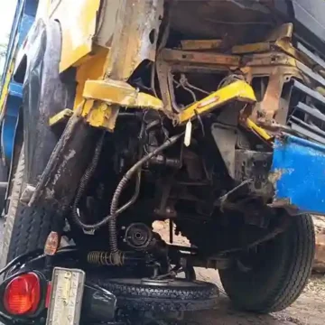 মোটরসাইকেল ট্রাকের মুখোমুখি সংঘর্ষে