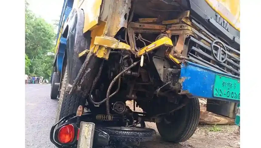 মোটরসাইকেল ট্রাকের মুখোমুখি সংঘর্ষে