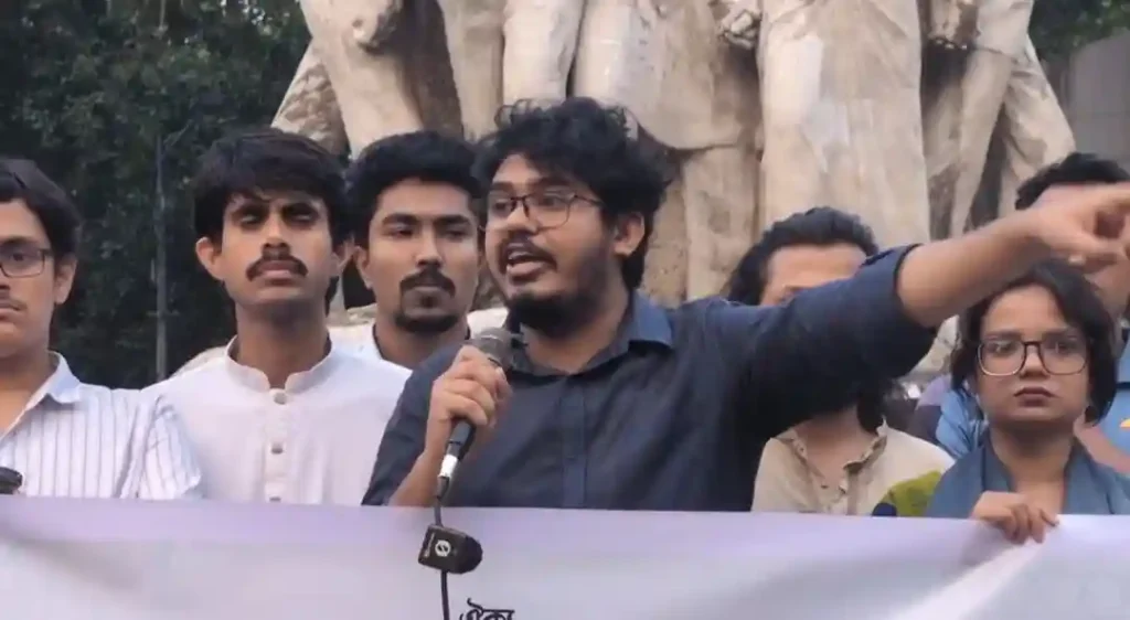 ঢাবিতে জাতীয় ছাত্রশক্তির মানববন্ধন অনুষ্ঠিত হয়েছে। 