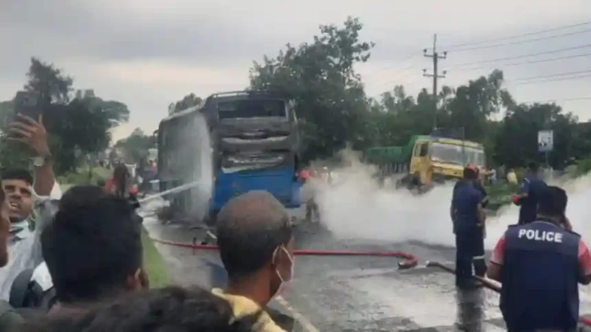 মানিকগঞ্জে লরি ও বাসের