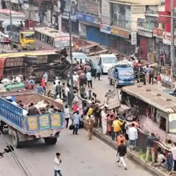 রাজধানীতে বাসের মুখোমুখি সংঘর্ষে
