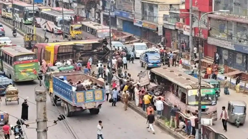 রাজধানীতে বাসের মুখোমুখি সংঘর্ষে