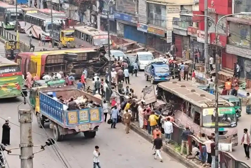 রাজধানীতে বাসের মুখোমুখি সংঘর্ষে