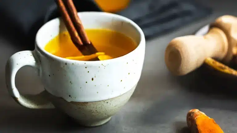 হলুদ চা তৈরির নিয়ম: সুস্থ থাকতে এই ৪টি সহজ রেসিপি ট্রাই করুন