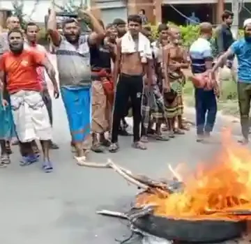 দৌলতপুরে সড়ক অবরোধ করে