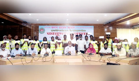 কেসিসি পরিচ্ছন্নতাকর্মীদের অনুদান প্রদান