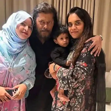জেমসের পারিবারিক ছবির ঝলক