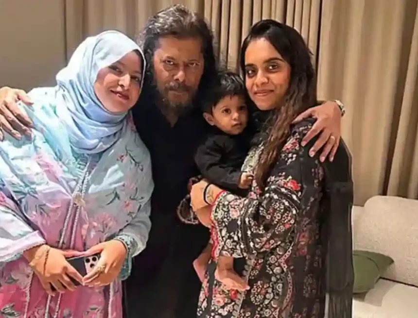 জেমসের পারিবারিক ছবির ঝলক