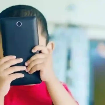 শিশুদের অতিরিক্ত স্ক্রিন টাইম