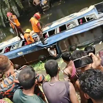 ডুমুরিয়ায় যাত্রীবাহী বাস খাদে