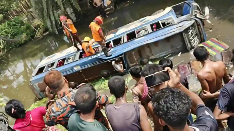 ডুমুরিয়ায় যাত্রীবাহী বাস খাদে পড়ে নিহত ১