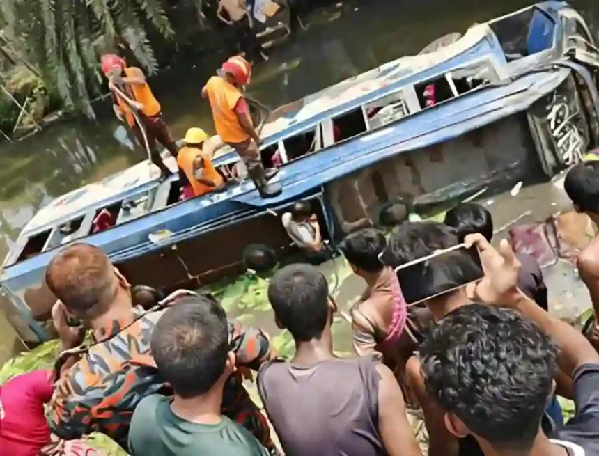 ডুমুরিয়ায় যাত্রীবাহী বাস খাদে
