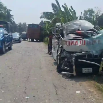 নড়াইলে বাস ও অ্যাম্বুলেন্স সংঘর্ষ