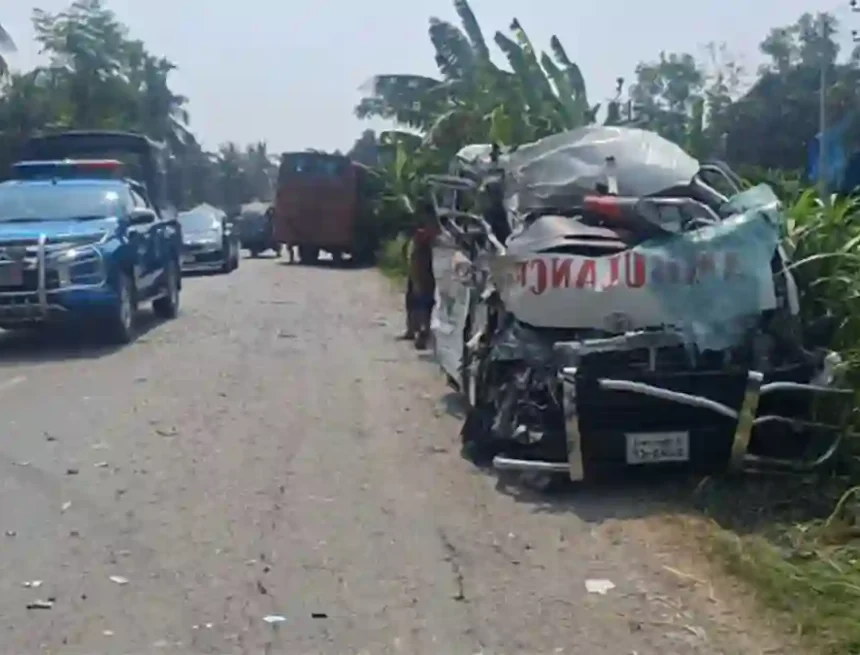 নড়াইলে বাস ও অ্যাম্বুলেন্স সংঘর্ষ