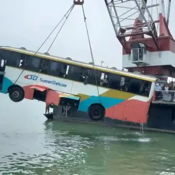 দৌলতদিয়ায় পদ্মা নদীতে বাস