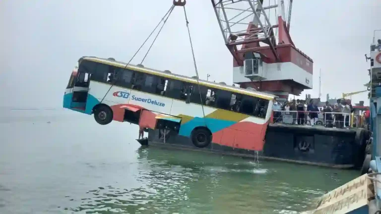 দৌলতদিয়ায় পদ্মা নদীতে বাস: রক্ষা পেলেন যাত্রীরা