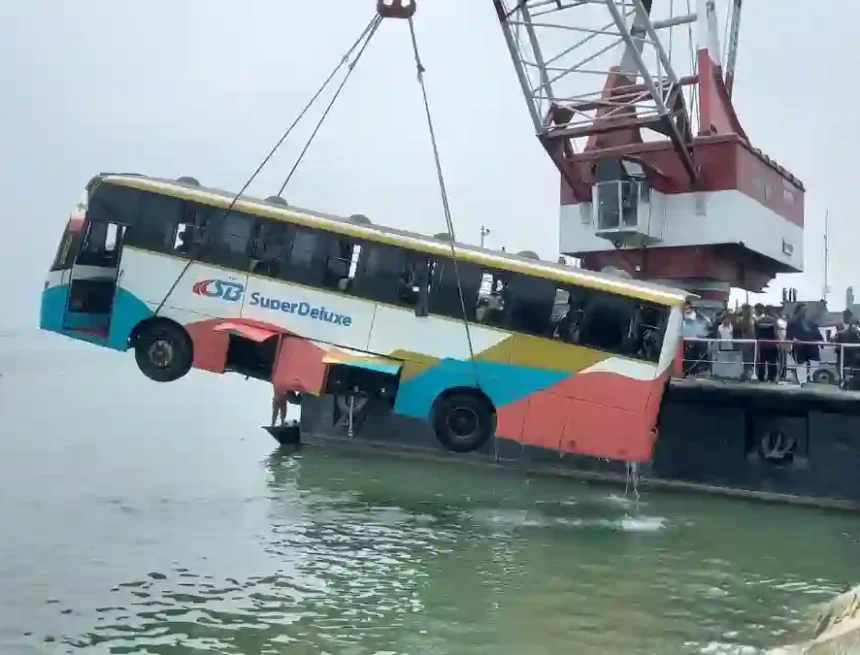 দৌলতদিয়ায় পদ্মা নদীতে বাস