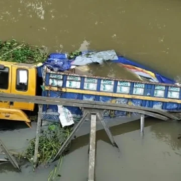 পিরোজপুরে বেইলি ব্রিজ ধস