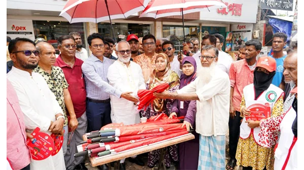686 খুলনায় রেড ক্রিসেন্টের ত্রাণ বিতরণ