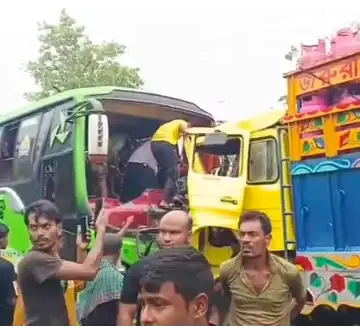 মোংলার দিগরাজে বাস-ট্রাক সংঘর্ষ