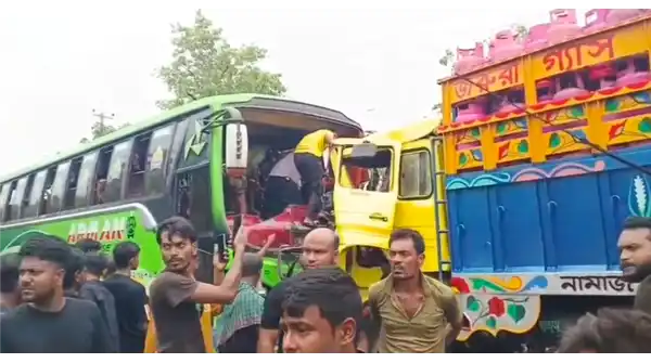 মোংলার দিগরাজে বাস-ট্রাক সংঘর্ষ