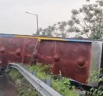 ঢাকা-মাওয়া এক্সপ্রেসওয়েতে বাস উল্টে