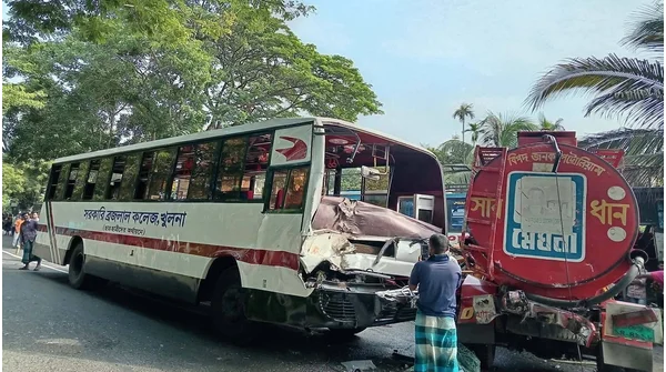 ফুলতলায় ত্রিমুখী সংঘর্ষ