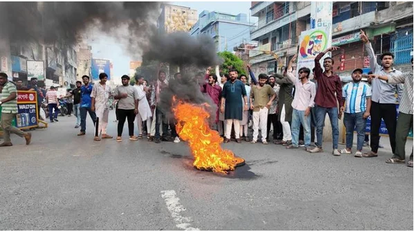 রাজশাহী ছাত্রদলের কমিটি নিয়ে ক্ষোভ: টায়ার জ্বালিয়ে চরম বিক্ষোভ!