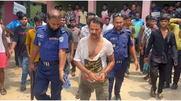 কুষ্টিয়ায় রিভলভার ও গুলিসহ যুবক আটক: চরম গণপিটুনি