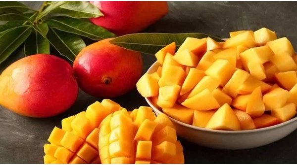 আম খাওয়ার নিয়ম জেনে নিন: রাতে আম খাওয়া কি ঠিক?