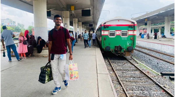 রাজশাহী বিশ্ববিদ্যালয়ে রেললাইন অবরোধ: ট্রেনের শিডিউল বিপর্যয়