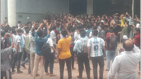 এইচএসসি পরীক্ষা স্থগিতের দাবিতে তীব্র বিক্ষোভ