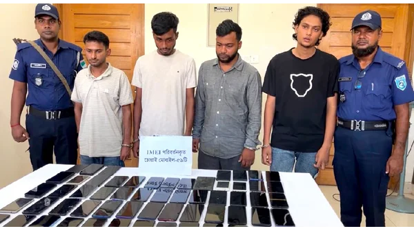 চোরাই মোবাইল উদ্ধার: ৫৯ ফোনসহ ৪ জন আটক